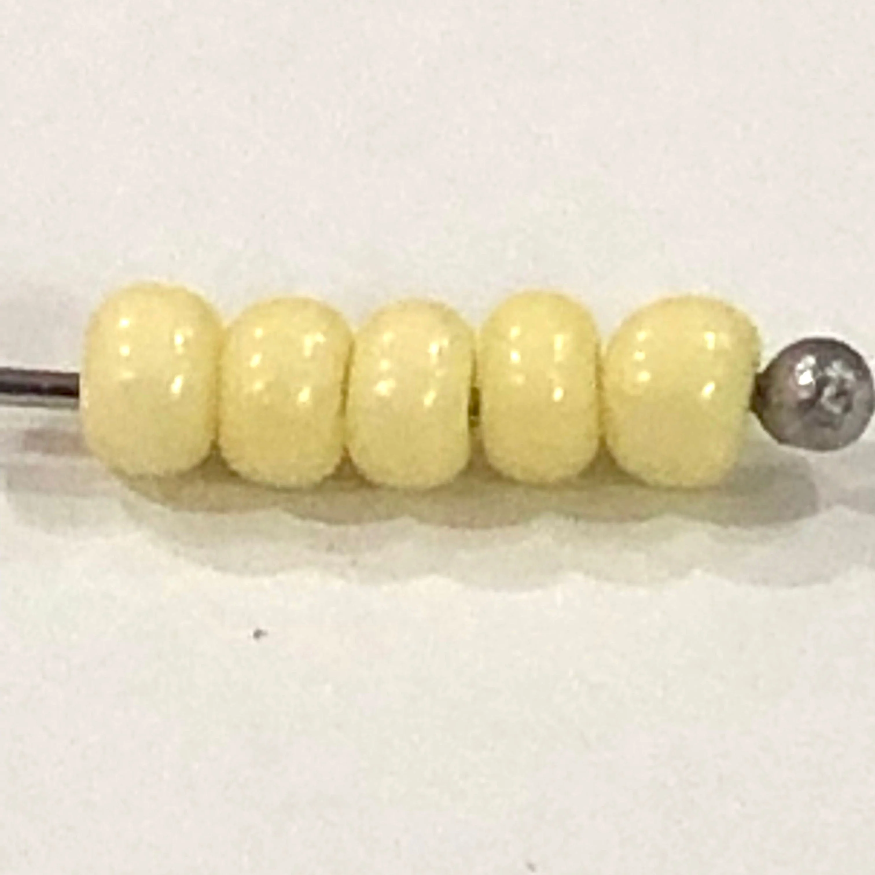 Preciosa Seed Beads 8/0 Rocailles-Round Hole-20 Gr, 03281 Yellow 1 Dyed Chalk White - Image 4